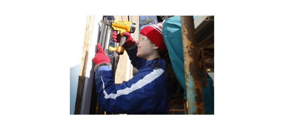 Massachusetts college students repair homes in Tuscaloosa